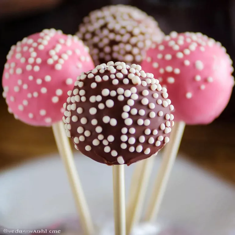 Cake Pops Delight: Indulge in These Chocolate Bliss Bites!